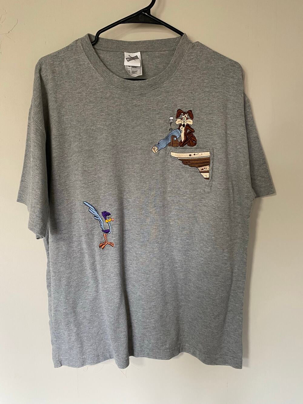 Vintage Warner Brothers Studios Embroidered Roadrunner Coyote Short Sleeve Tee L